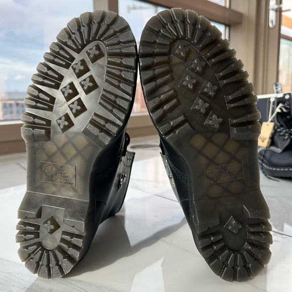 NWOT Dr Martens 1460 BEX STUD LEATHER LACE UP BOOTS - Picture 8 of 8